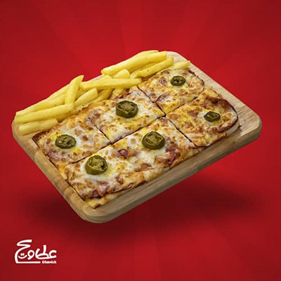 خمیر پیتزا سایز 21*10.5 ، پپرونی ، سس مخصوص ، پنیر موزارلا ، فلفل هالوپینو و سیب زمینی سرخ کرده میدل پپر